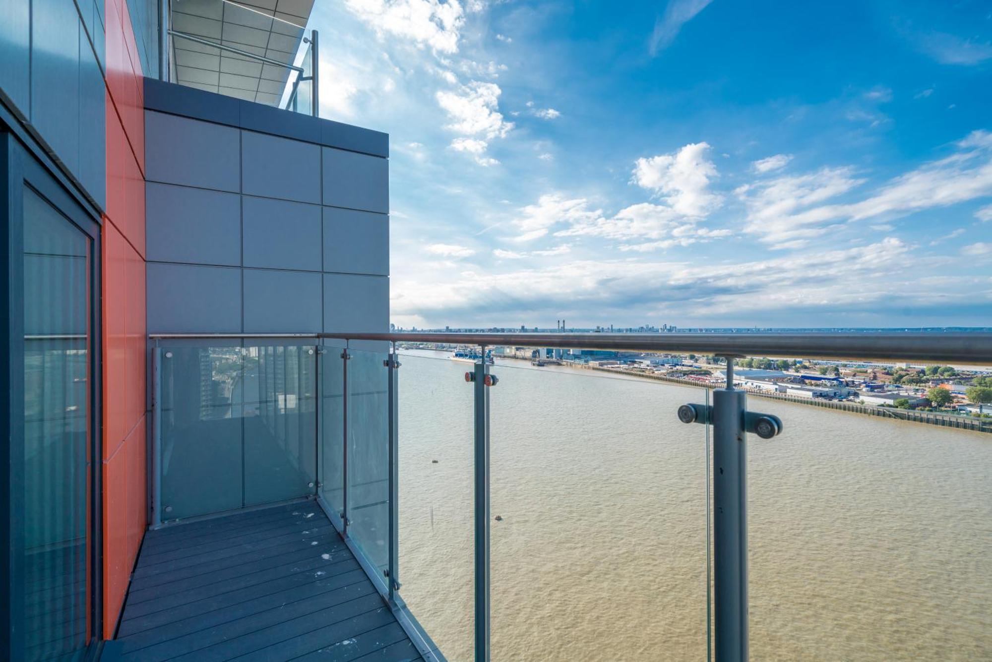 Skyvillion - London River Thames Top Floor Apartments By Woolwich Ferry, Mins To London Excel, O2 Arena , London City Airport With Parking Exterior foto